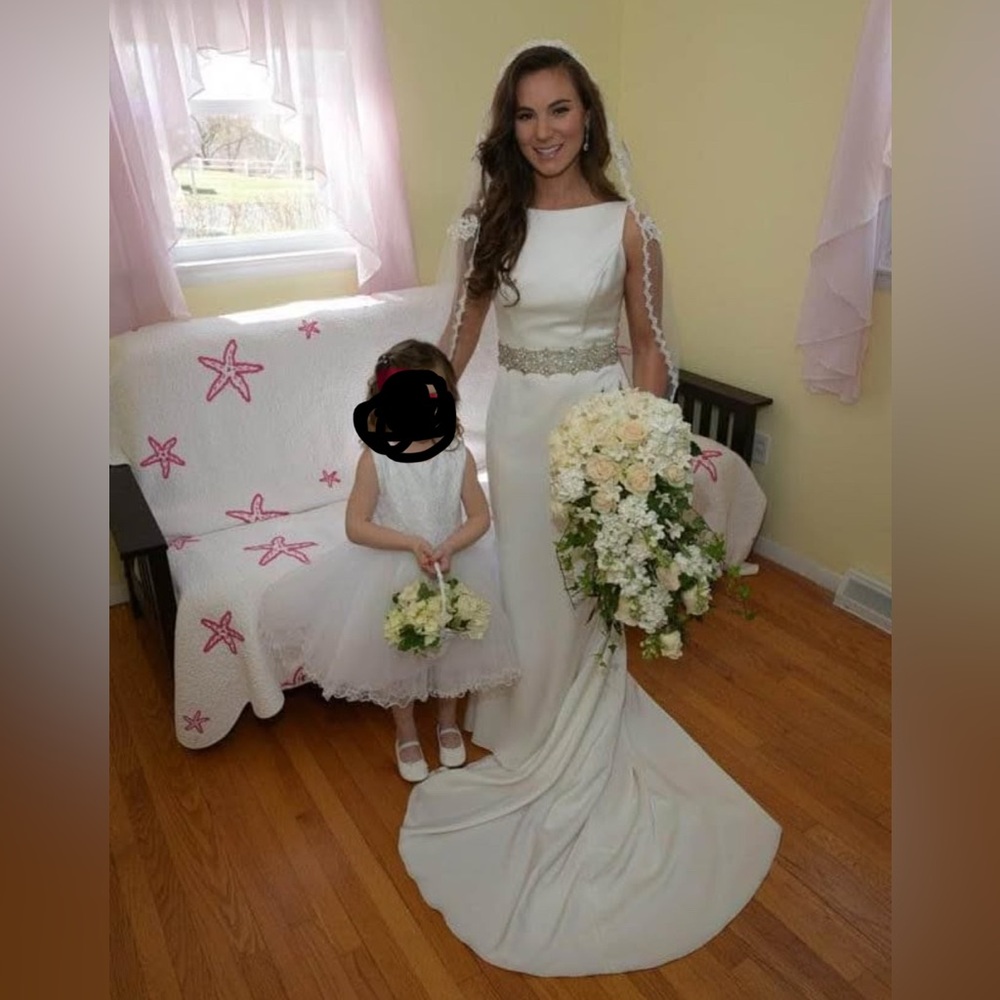 Elegant White Backless Wedding Dress